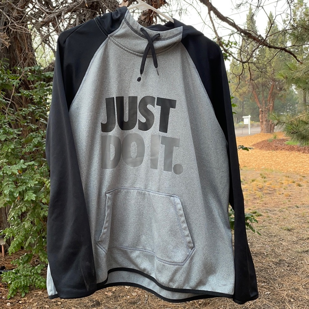 Women’s Nike Therma-Fit “Just Do It.” XL hooded sweatshirt